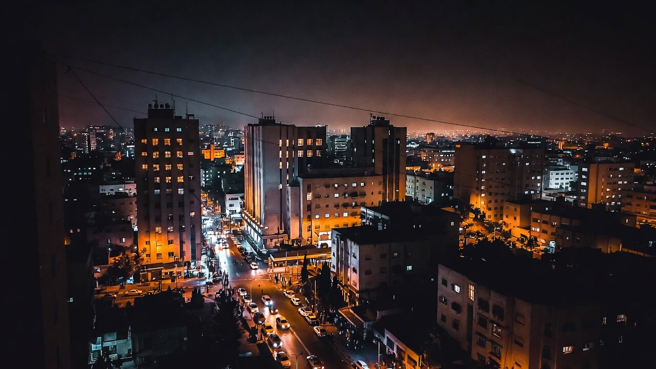 ההיתקעות המטופשת במעלית במלון ים המלח עם זוג זרים